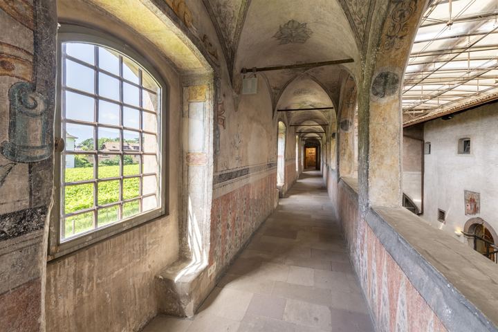 Loggia mit Fresken