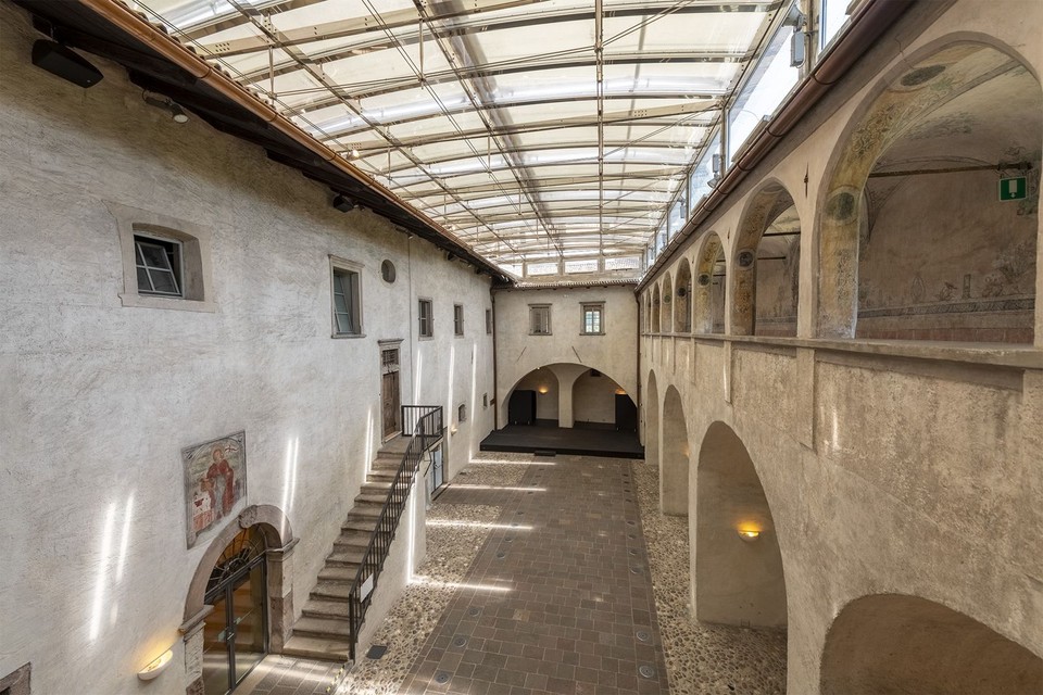 The glass-roofed courtyard of Maretsch Castle The glass-roofed courtyard of Maretsch Castle